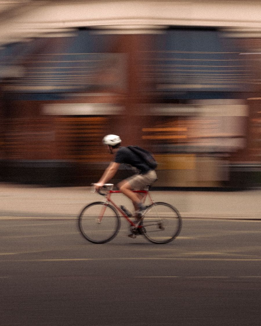 Cycliste net sur un fond flou : photo en filé qui traduit la vitesse